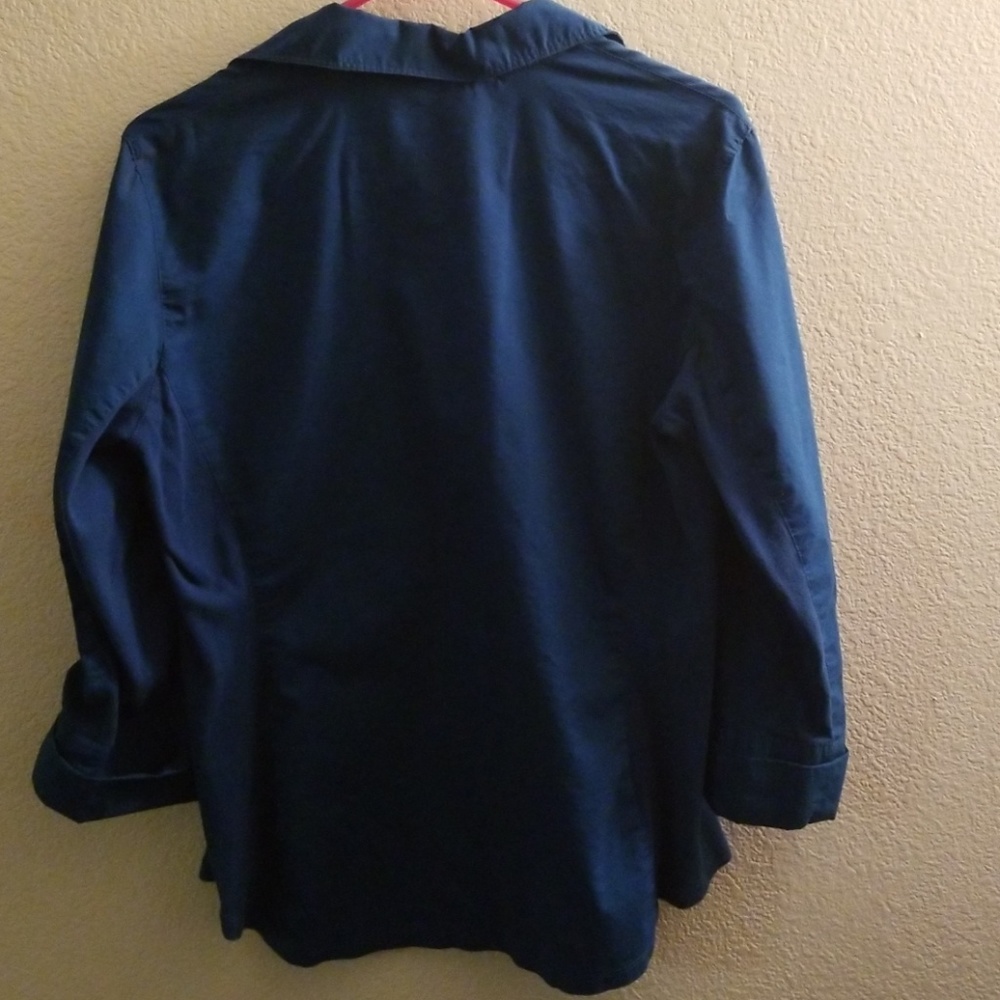 Signature button down Blouse - Picture 4 of 4